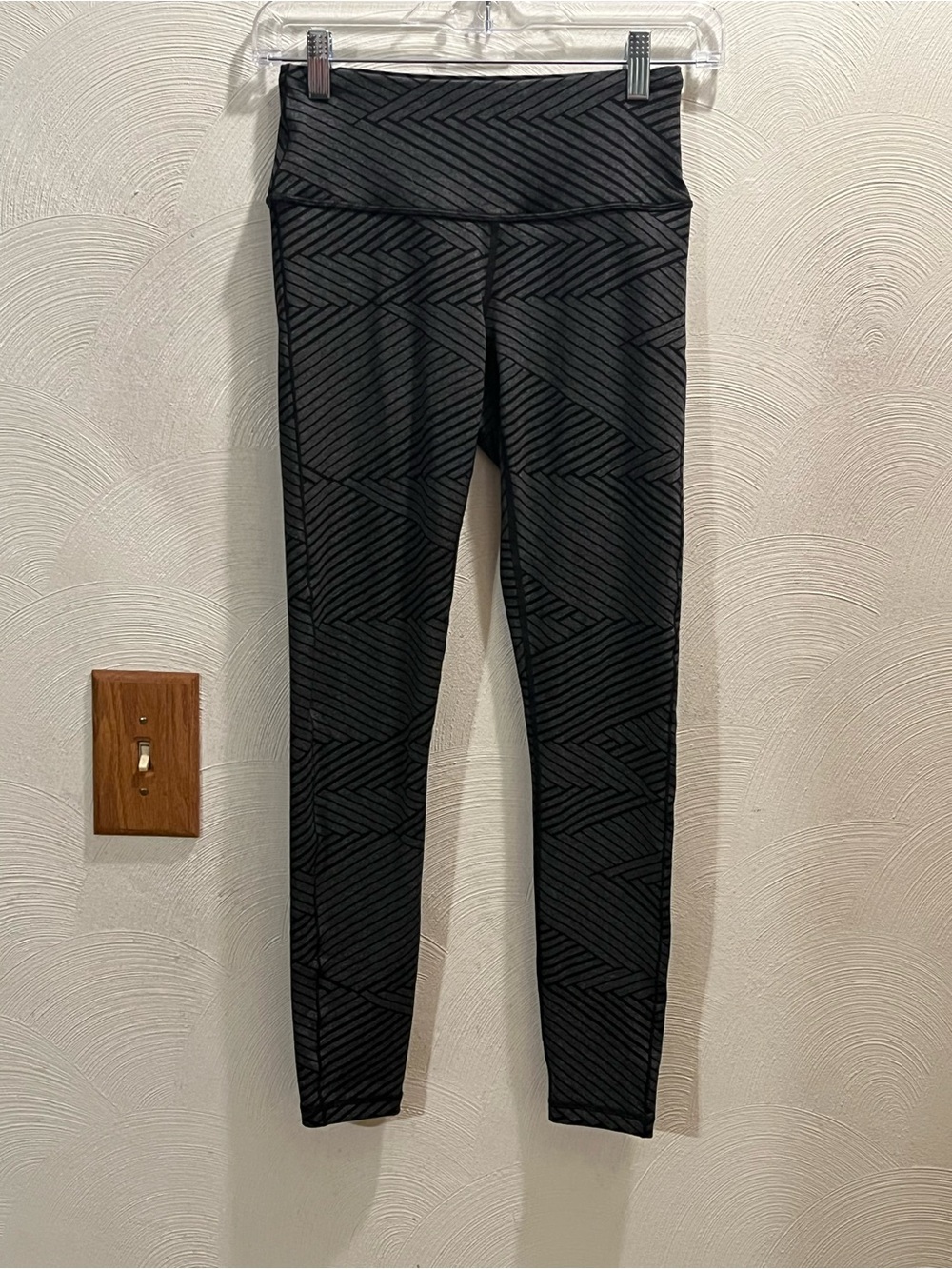 Like New Prana Gray and Black Abstract Line Pattern Textured Look Leggings. XS